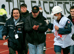 �V�`���A�E�_�[�r�[�̓X�^�W�A�����ł��e�B�t�H�[�W���m�̏Փ˂������B�����̕����҂��o���B���������\�͂��X�^�W�A������Ǖ����Ȃ���΂Ȃ�Ȃ�