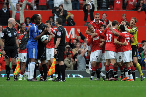 �}���`�F�X�^�[�E���i�C�e�b�hvs�`�F���V�[