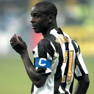 �����A���E�e������